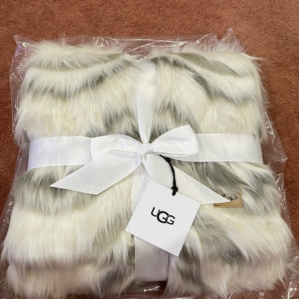 Host pick UGG beautiful throw(no offer please)